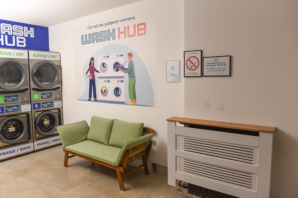 Sofa u čekaonici samouslužne perionice veša Wash Hub u Beogradu