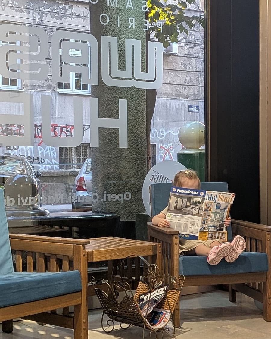 Čekaonica sa foteljama i časopisima u samouslužnoj perionici veša Wash Hub u Beogradu