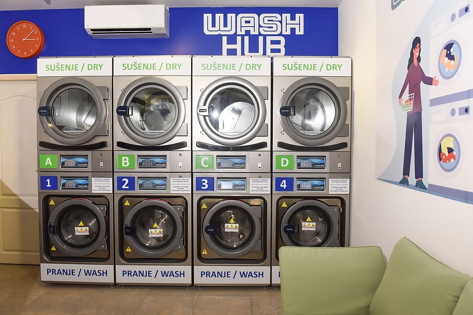 Veš mašine i sušare u samouslužnoj perionici veša Wash Hub u Beogradu