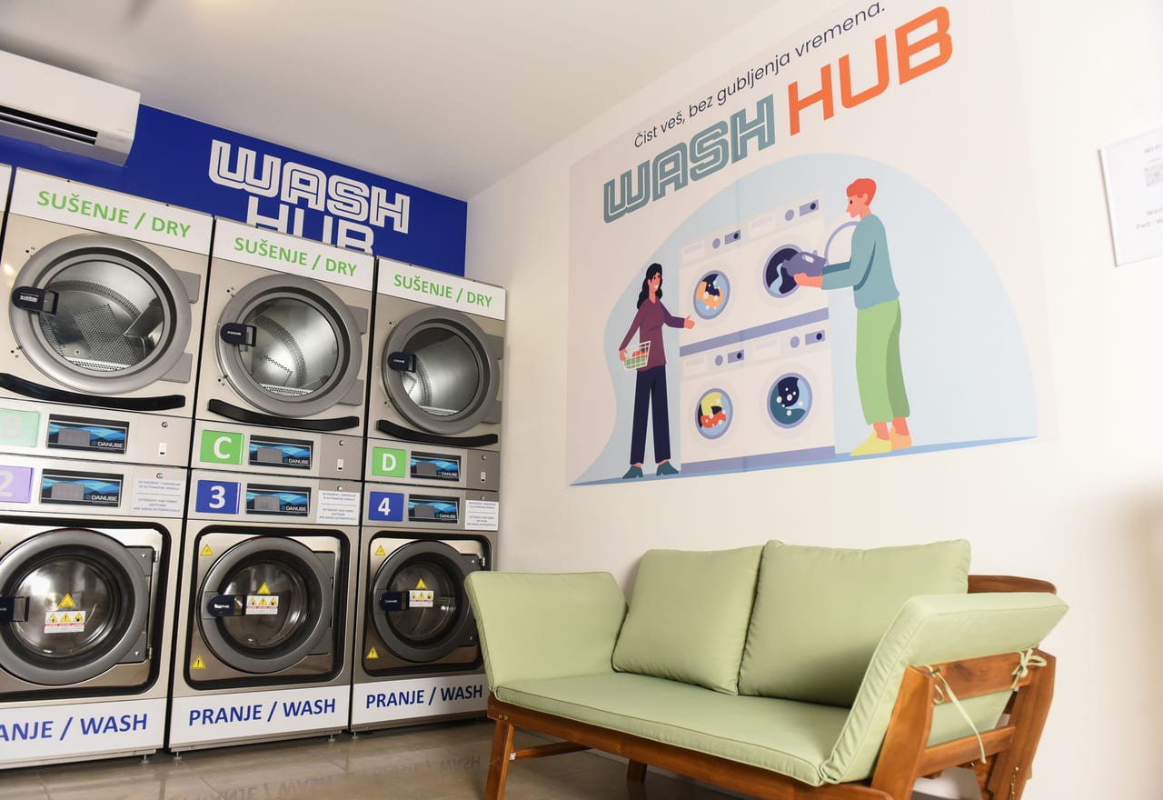 Wash Hub samouslužna perionica veša u Beogradu — veš mašine, sušare i prostor za čekanje